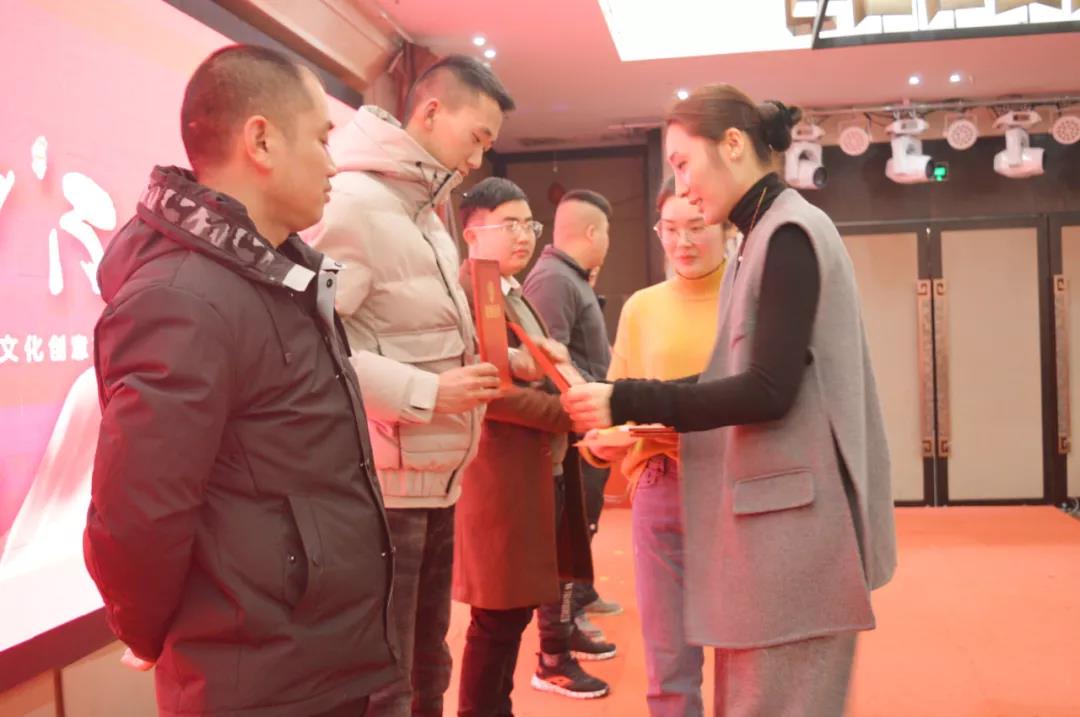 丁總為優秀班組員工頒獎  丁總為優秀班組員工頒獎