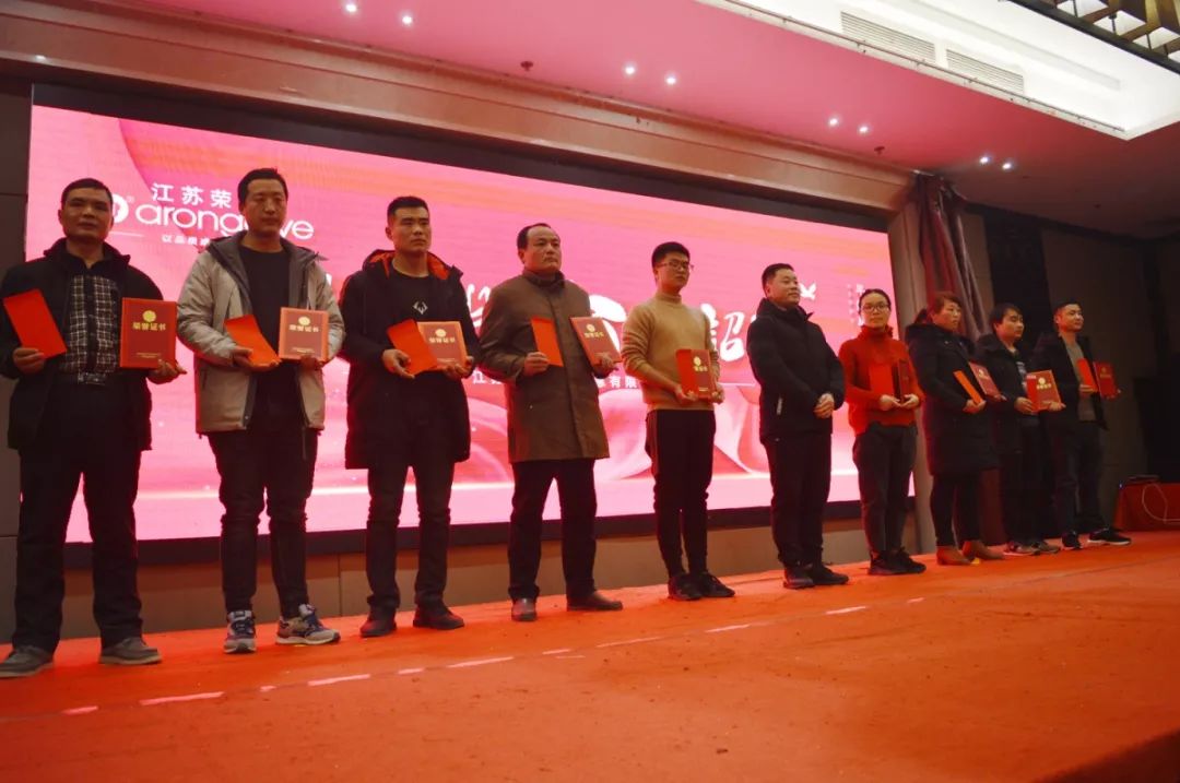 沈主任與優秀員工合影 沈主任與優秀員工合影