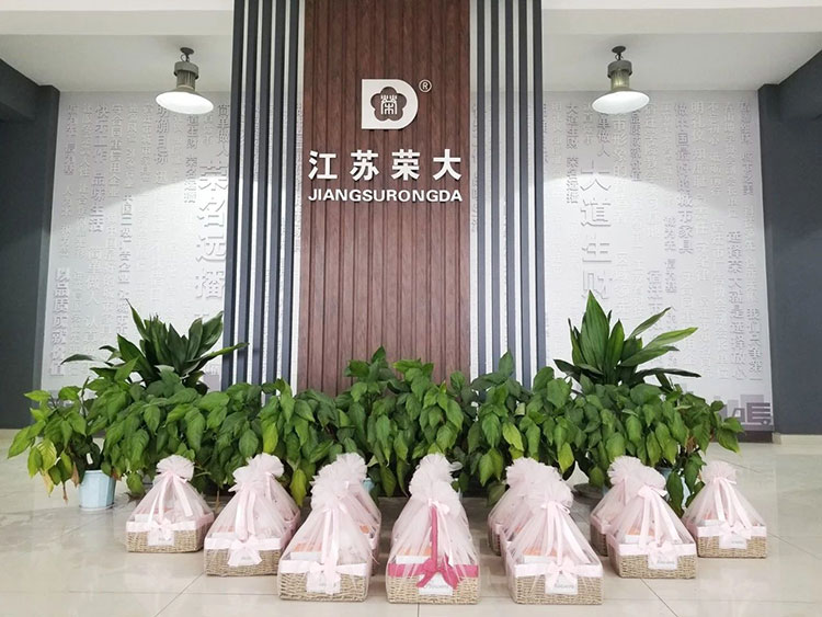 榮大候車亭送女神們的禮物 榮大候車亭送女神們的禮物