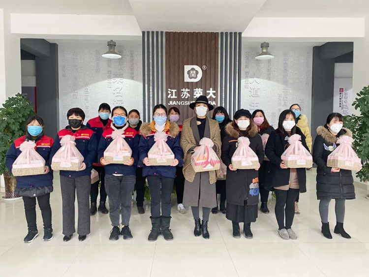 榮大候車亭廠家女神合影 榮大候車亭廠家女神合影