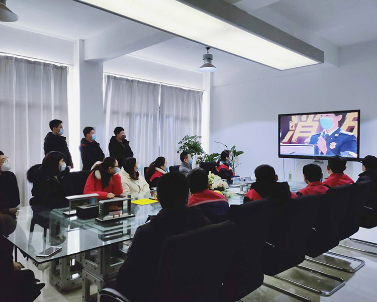 榮大公交候車亭廠家組織員工觀看復工消防公開課配圖二 榮大公交候車亭廠家組織員工觀看復工消防公開課配圖二