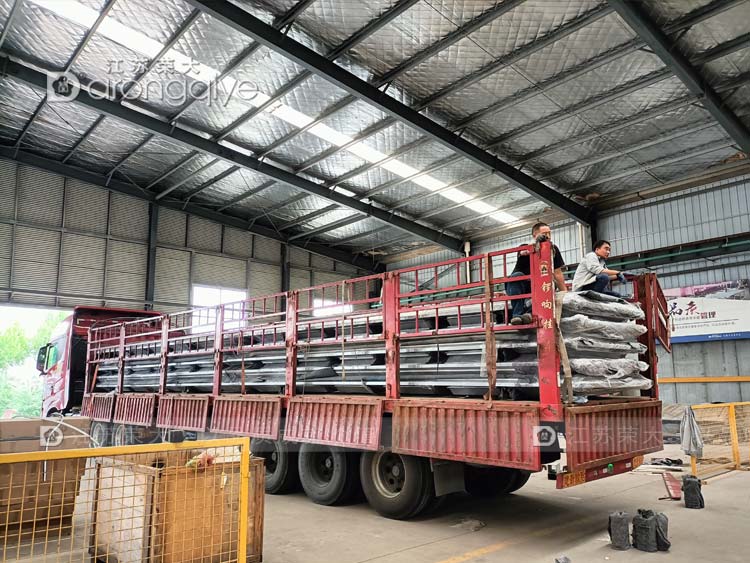 浙江智能候車亭正在裝車 浙江智能候車亭正在裝車