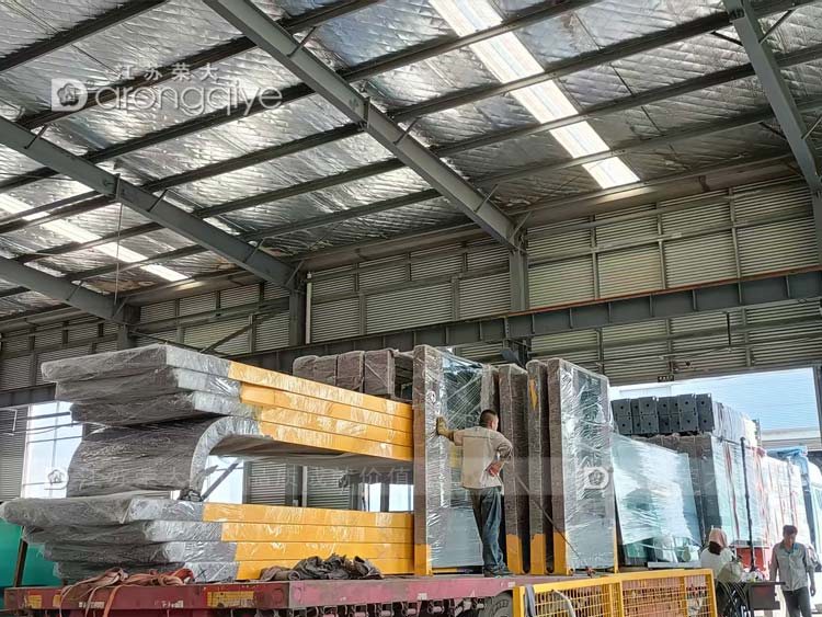 河南智慧候車亭正在裝車 河南智慧候車亭正在裝車